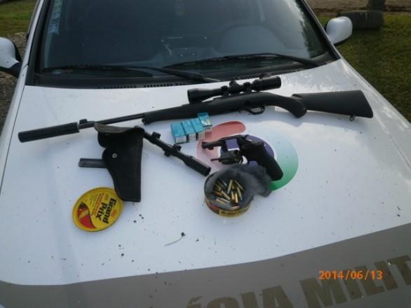 Polícia prende homem em Santa Terezinha após encontrar armas e munições em residência