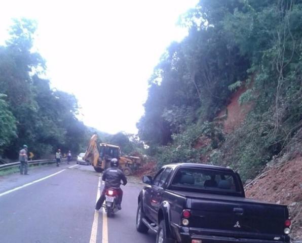 Deslizamento de terra interrompe parcialmente trânsito na BR-470 em Ibirama