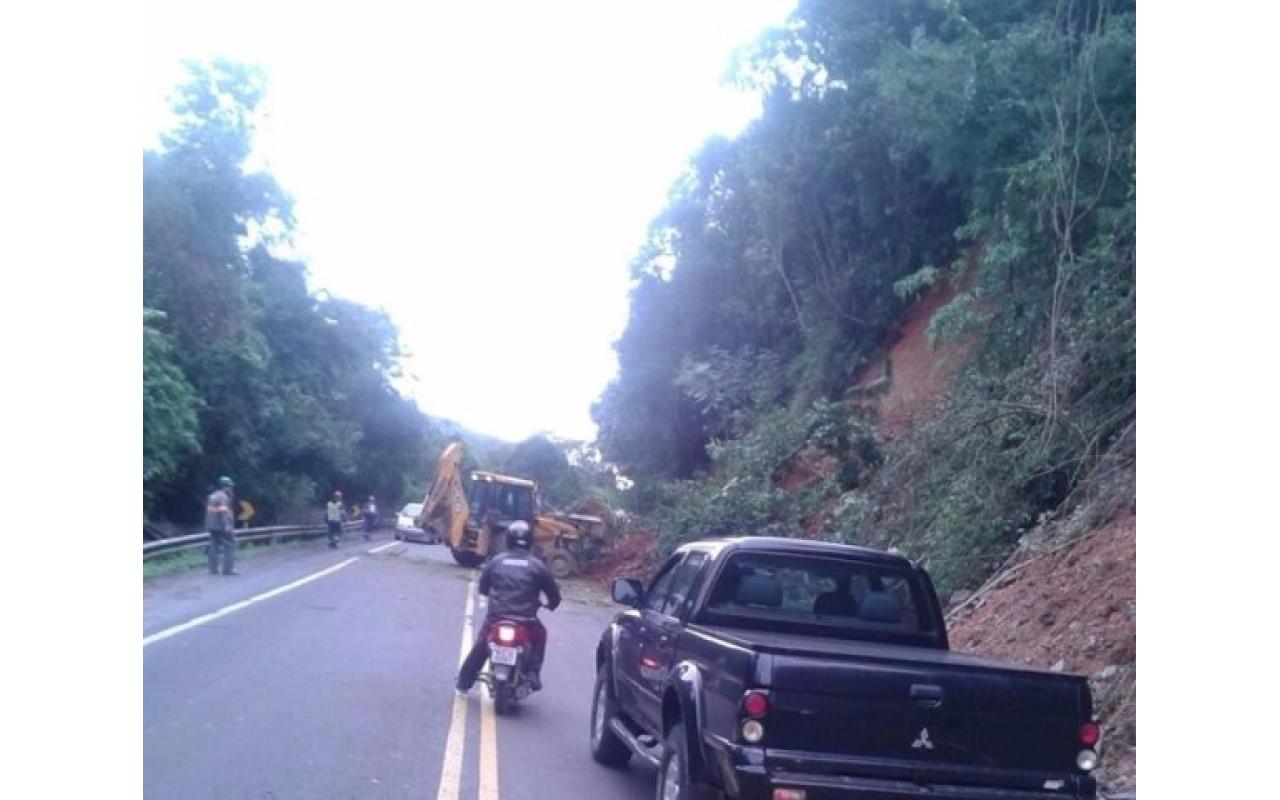 Deslizamento de terra interrompe parcialmente trânsito na BR-470 em Ibirama
