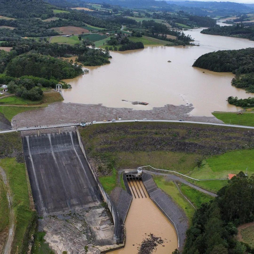 Barragem de Ituporanga amanheceu com todas as comportas abertas nesta terça (18)
