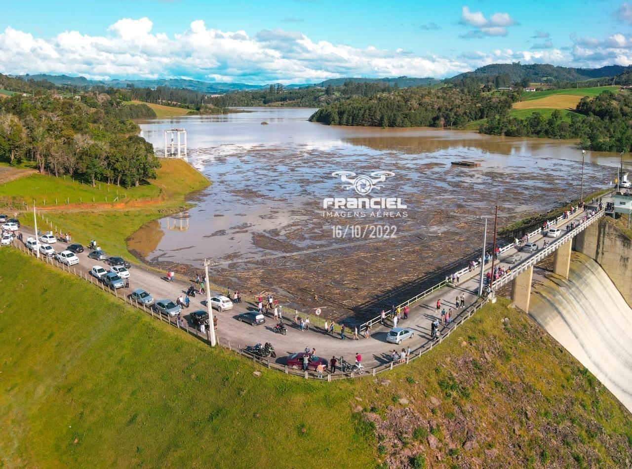 Barragem de Ituporanga opera com todas as comportas abertas; nesta segunda (17), equipe da Defesa Civil de SC vistoriou as barragens Sul e Oeste