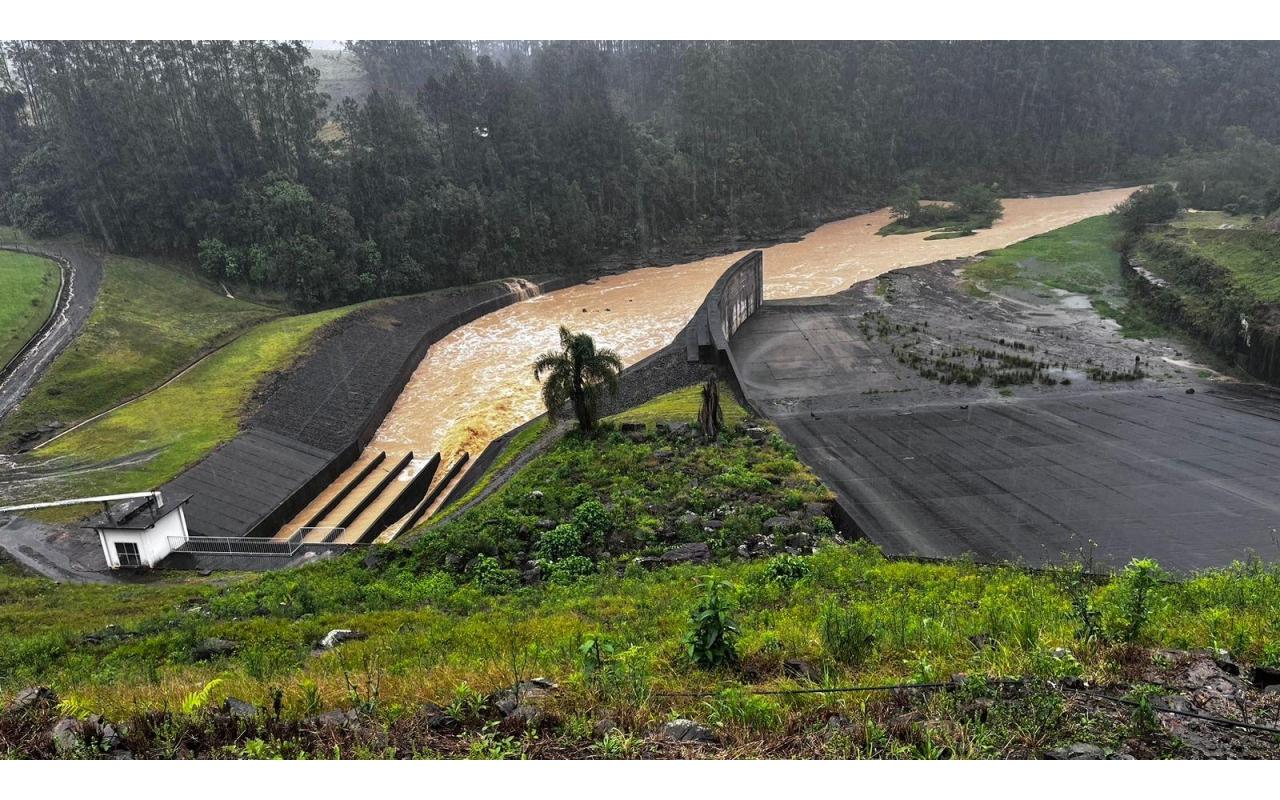 Barragem Sul de Ituporanga opera com quatro comportas fechadas e uma aberta