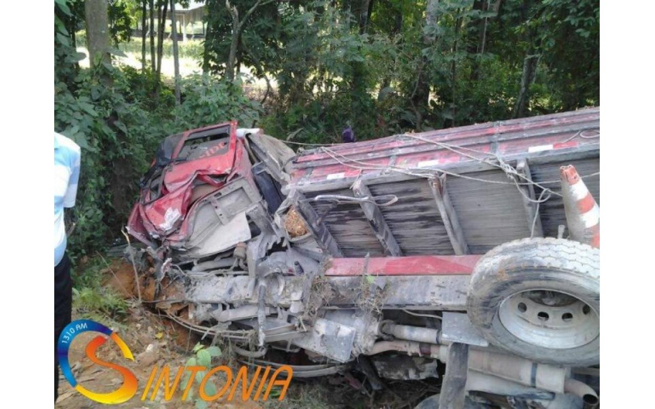 Acidente na BR470 envolvendo caminhão de Petrolândia