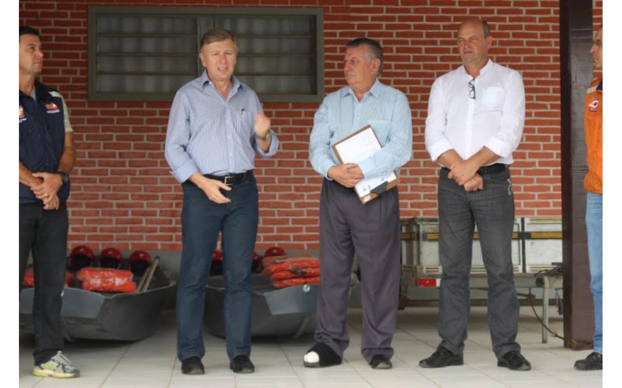 Consórcio empresarial Salto Pilão entrega equipamentos para limpeza da Barragem Sul em Ituporanga