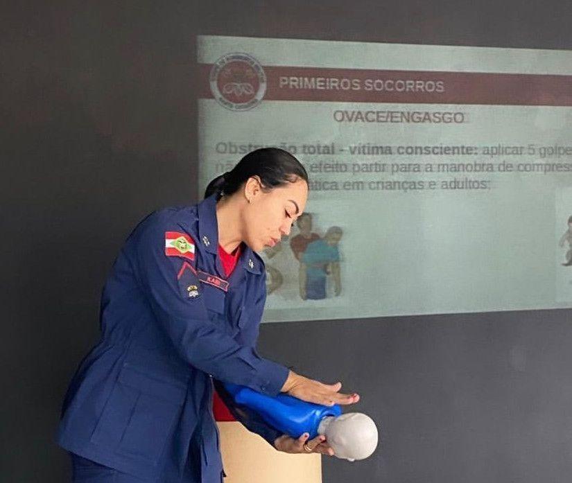 Bebê engasgado com leite materno é salvo por bombeiros