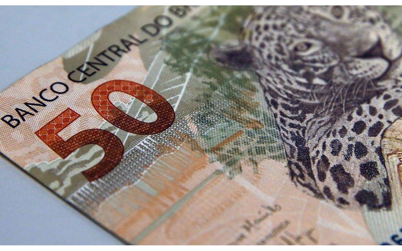 Bolsonaro anuncia aumento do salário mínimo para R$ 1.100 