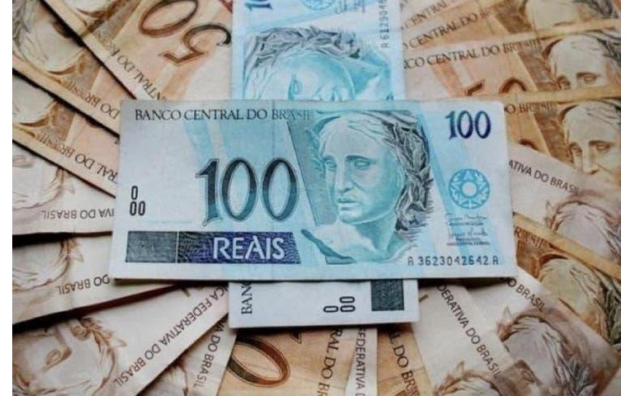 Bolsonaro confirma salário mínimo de R$ 1.212 para 2022