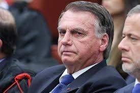 Bolsonaro deixa a sede da PF em Brasília pela primeira vez desde a prisão para fazer cirurgia