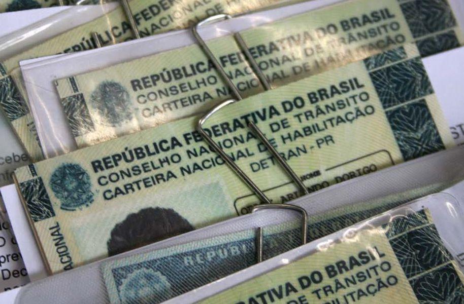 Bolsonaro diz que vai estender validade de CNH para 10 anos