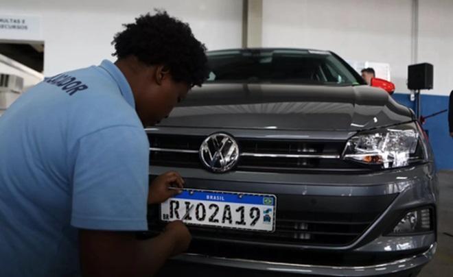 Bolsonaro quer barrar implantação da placa do Mercosul em carros brasileiros
