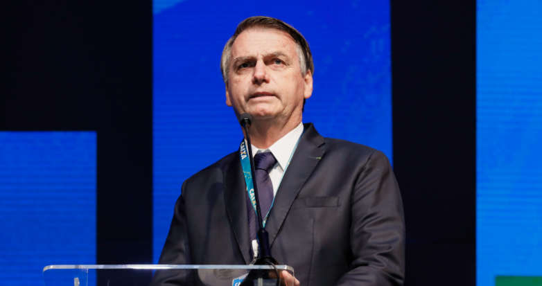 Bolsonaro sanciona lei que permite a policiais conceder medida protetiva a vítima de violência