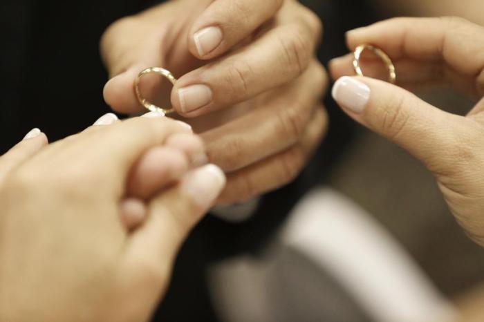 Bolsonaro sanciona lei que proíbe casamento de menores de 16 anos