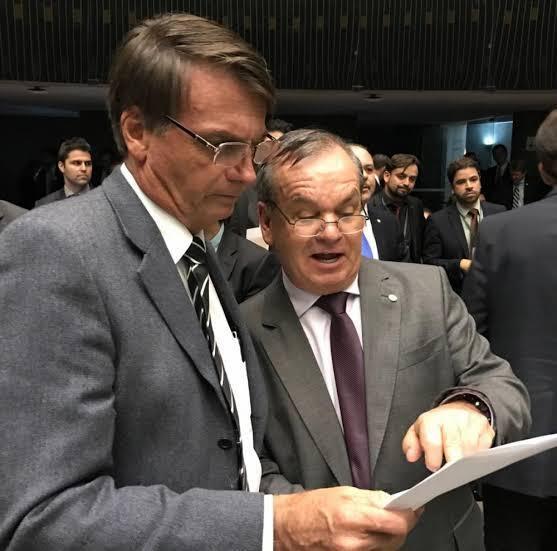 Bolsonaro sanciona projeto que municipaliza as regras para construções nas margens de rios dentro das cidades