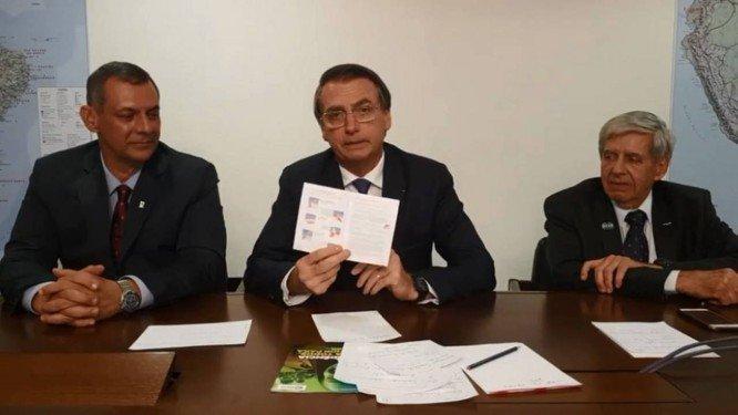 Bolsonaro sugere que pais rasguem páginas sobre educação sexual de Caderneta de Saúde da Adolescente