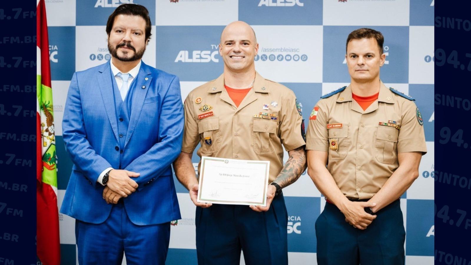 Bombeiro de Ituporanga recebe moção de aplauso na Alesc após salvar bebê engasgada