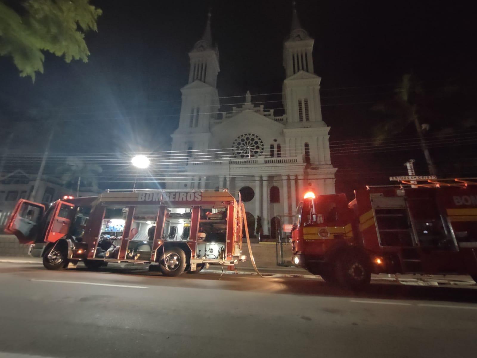 Bombeiros agem rápido e controlam incêndio na Catedral São João Batista de Rio do Sul