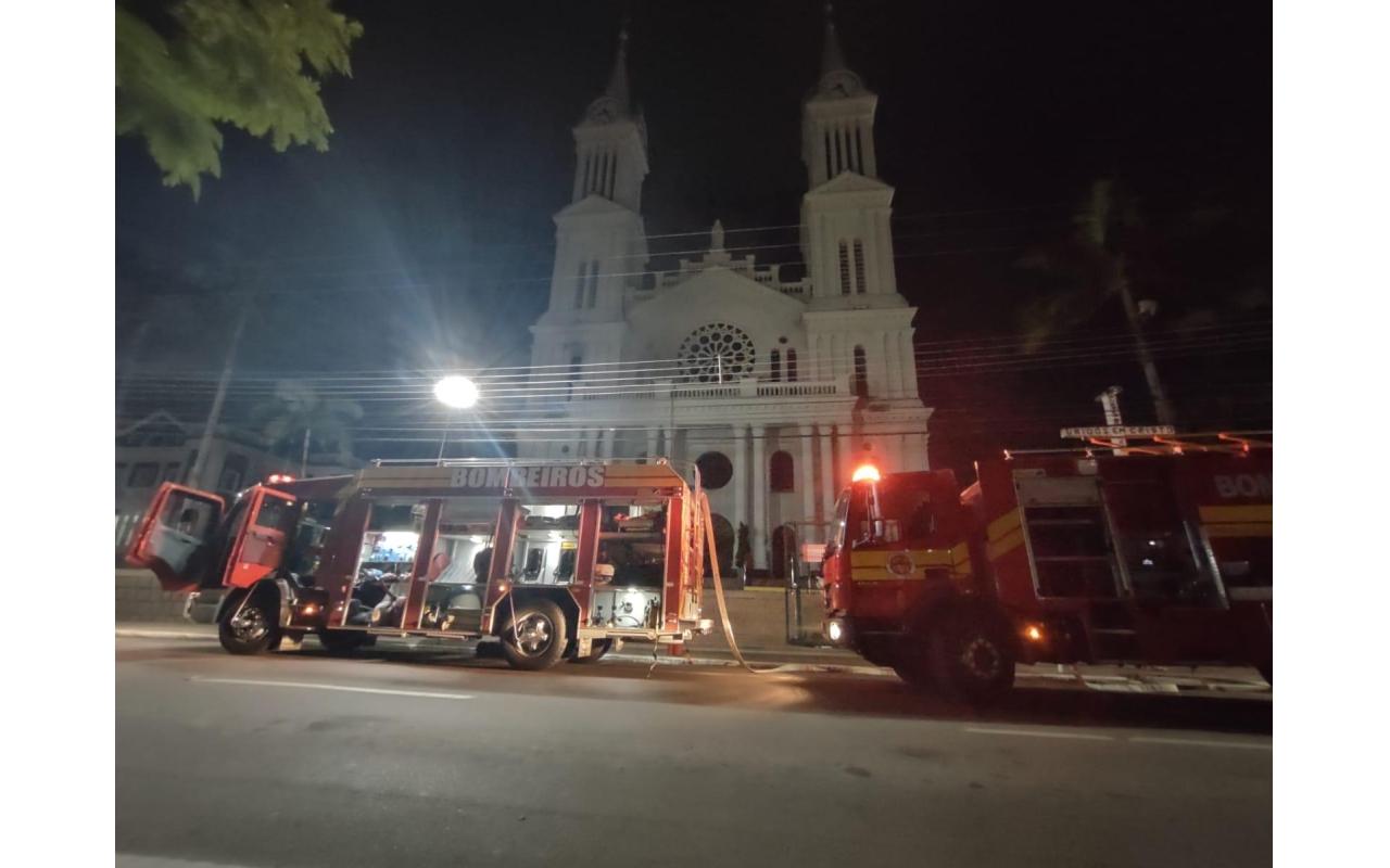 Bombeiros agem rápido e controlam incêndio na Catedral São João Batista de Rio do Sul