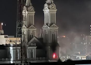 Bombeiros agem rápido e controlam incêndio na Catedral São João Batista de Rio do Sul