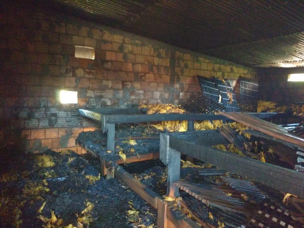 Bombeiros atendem incêndio em estufa de fumo em Chapadão do Lageado