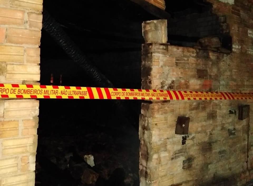 Bombeiros atendem incêndio em estufa de secagem de fumo em Chapadão do Lageado 