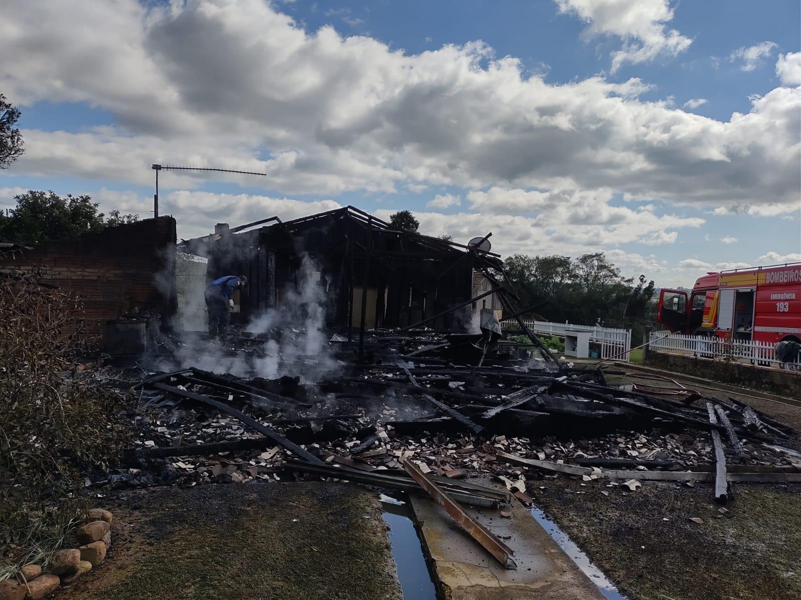 Bombeiros atendem incêndios em casas na Região da Cebola