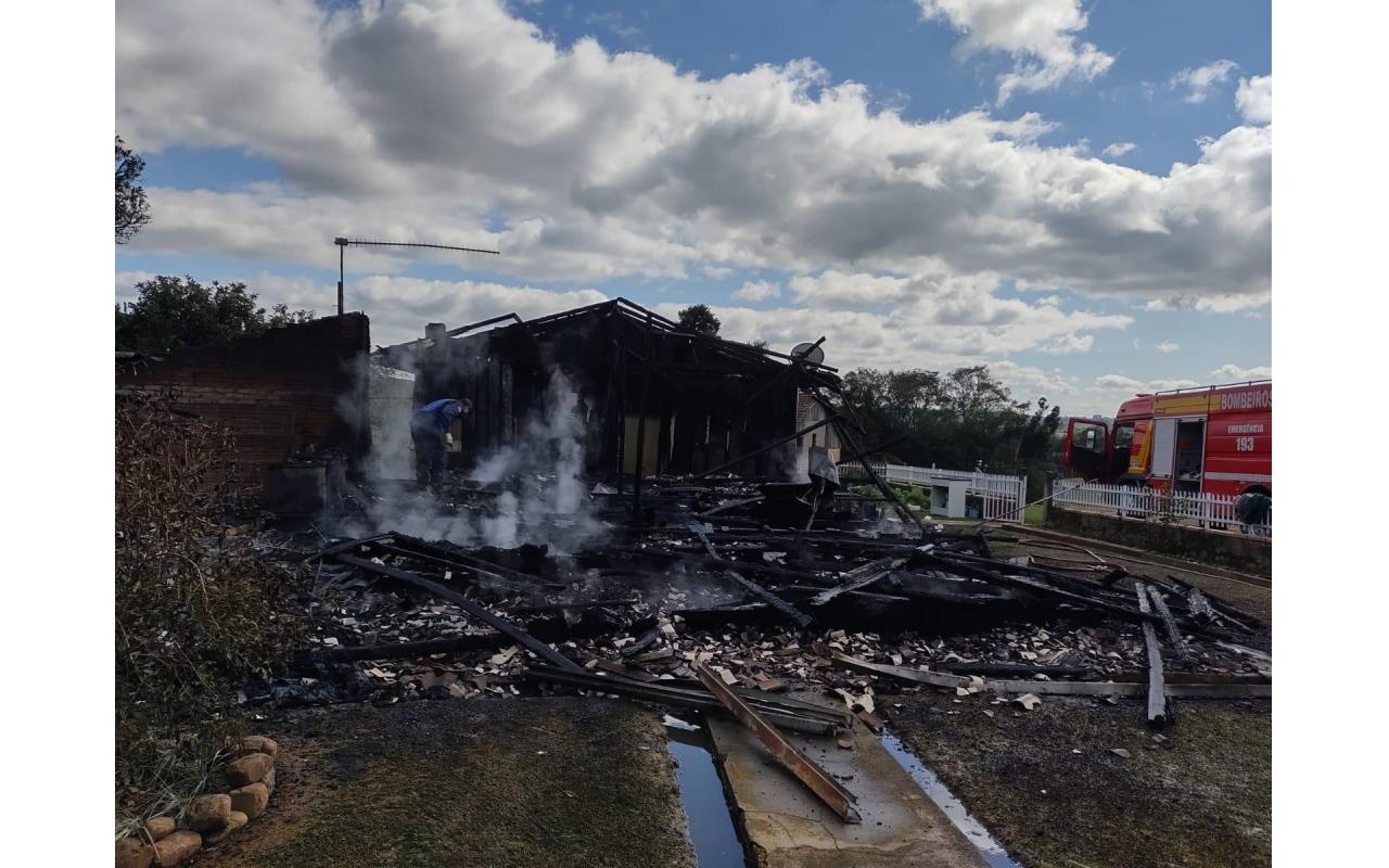 Bombeiros atendem incêndios em casas na Região da Cebola