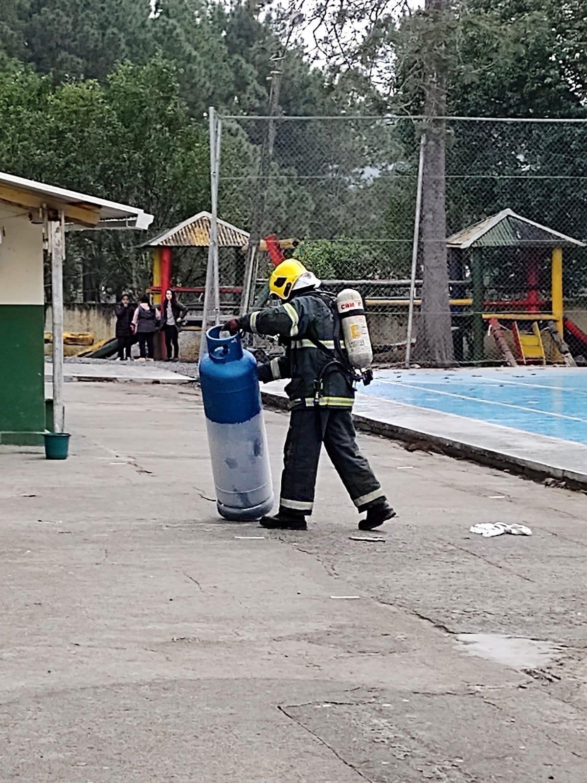 Bombeiros de Ituporanga controlam vazamento de gás em escola no Bairro Cerro Negro
