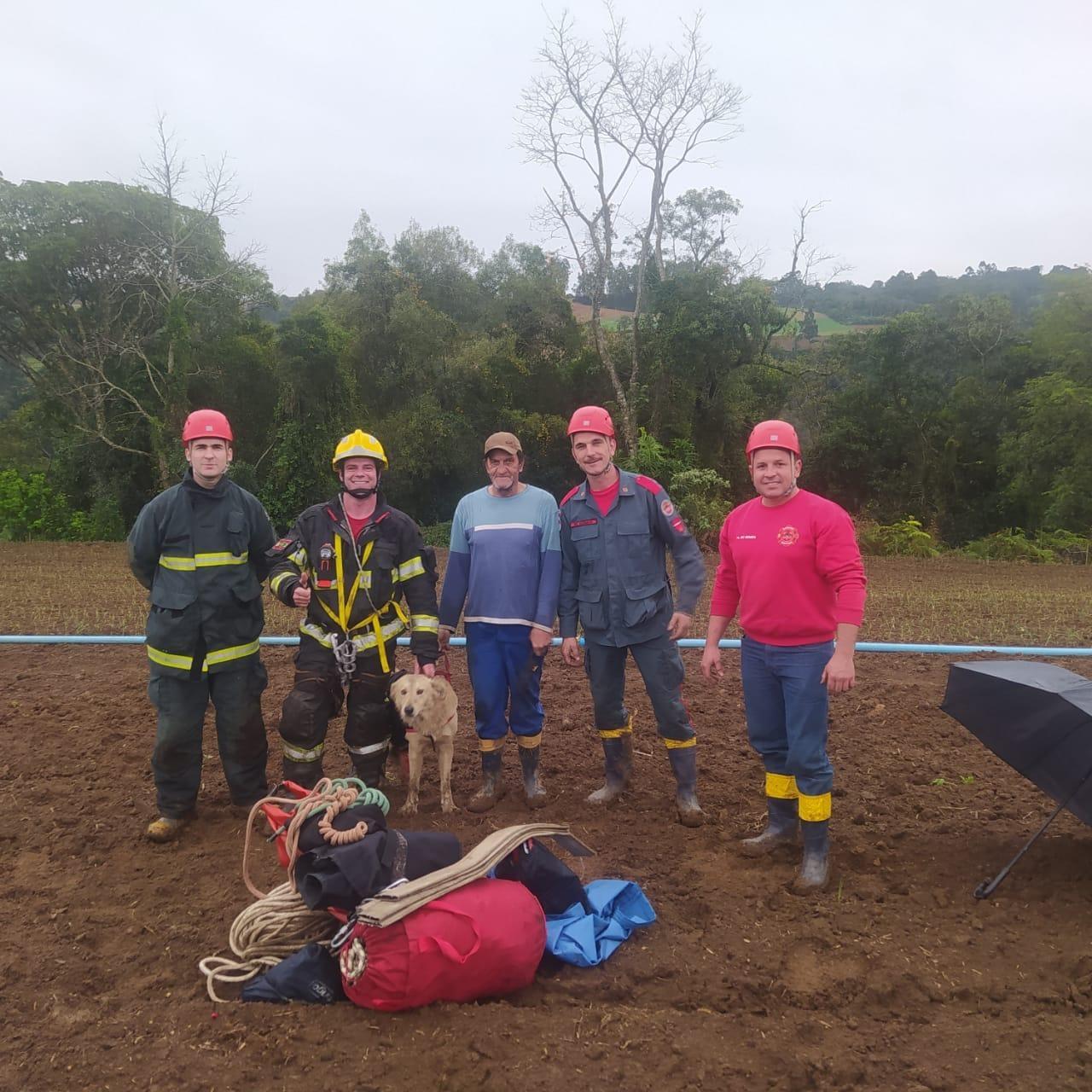 Bombeiros de Ituporanga resgatam cachorro que caiu em penhasco