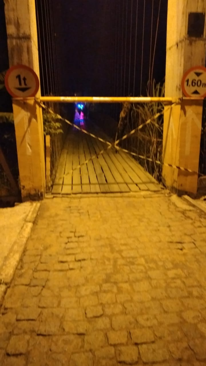 Bombeiros interditam ponte 