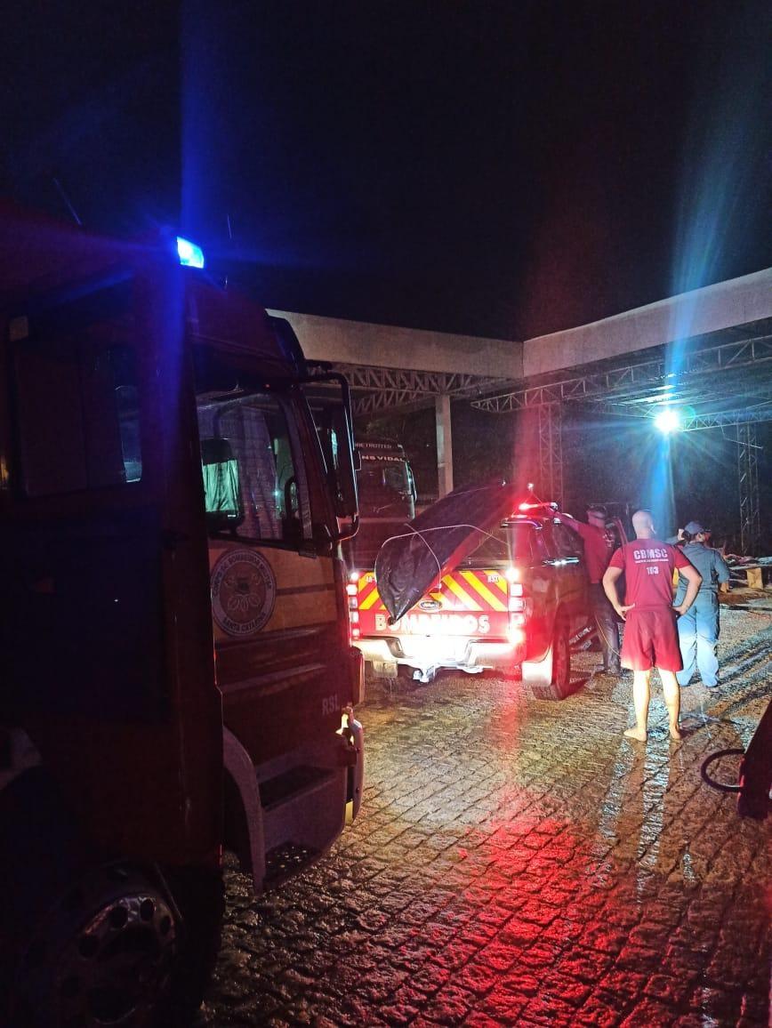 Bombeiros realizam resgate de homem no rio Itajaí-Açu