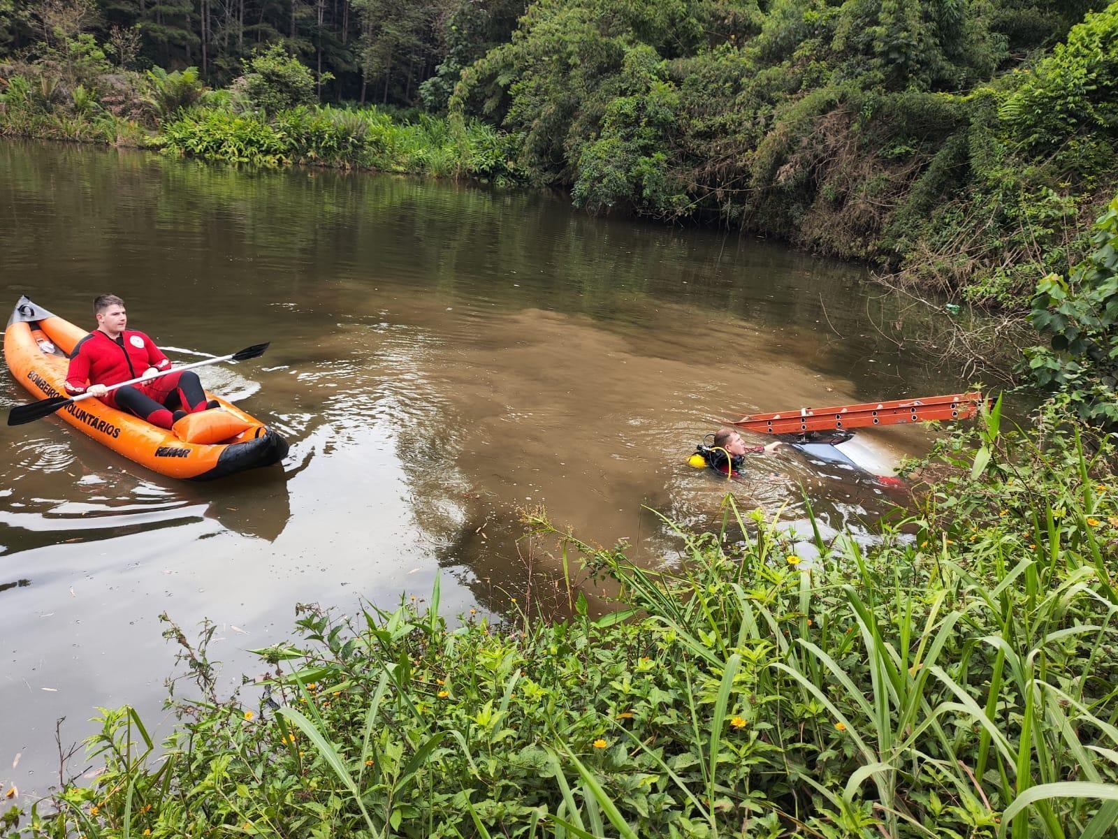 Bombeiros realizam resgate de veículo submerso em lagoa no Alto Vale