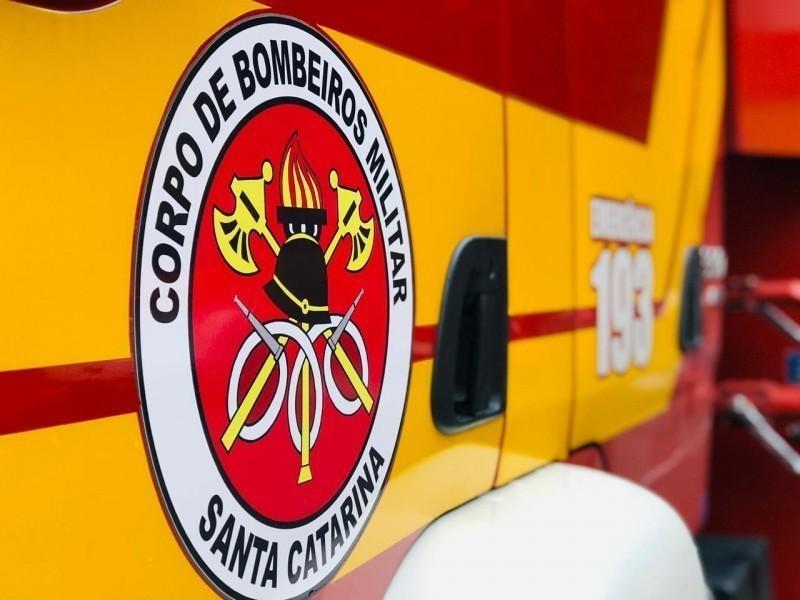 Bombeiros resgatam mulher nua em surto às margens da BR-470