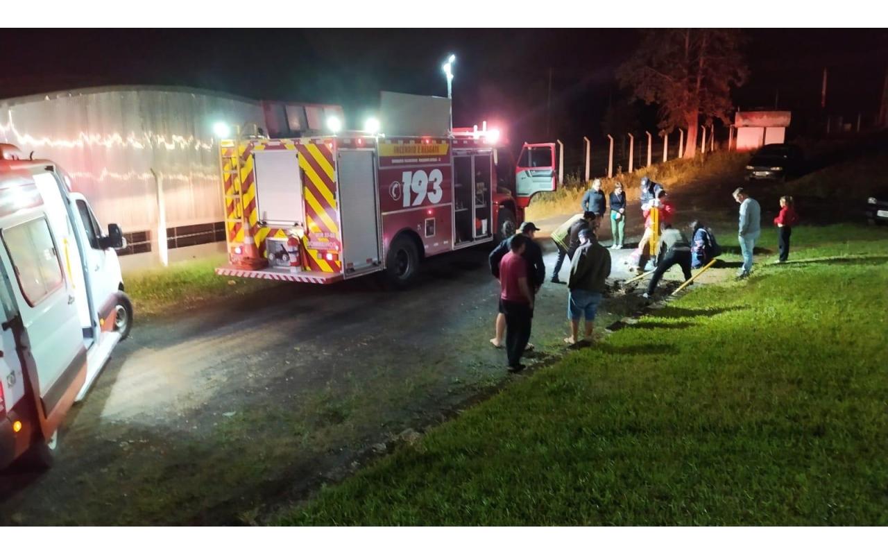 Bombeiros Voluntários e SAMU resgatam menino de 5 anos preso em tubulação no Alto Vale