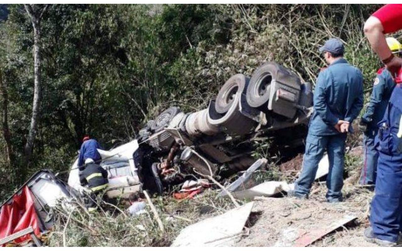 BR-470: motorista perde a vida após tombamento de caminhão