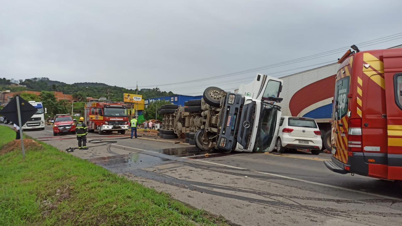 BR-470 totalmente bloqueada em Rio do Sul após caminhão de toras tombar