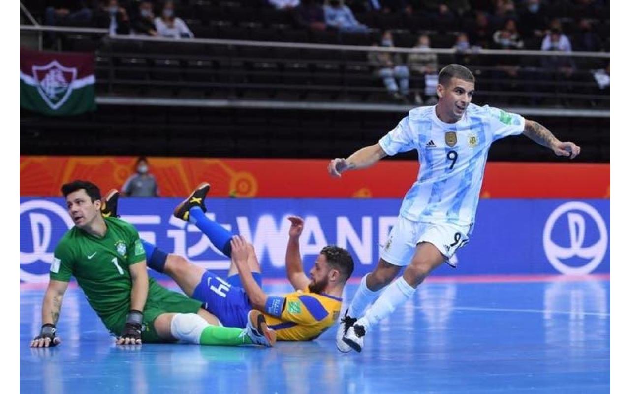 Brasil perde para a Argentina e está fora da final da Copa do Mundo de Futsal 