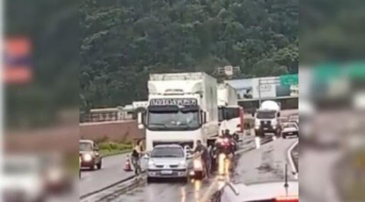 Briga de trânsito na BR-470 acaba com ataque de fúria e carro no barranco 