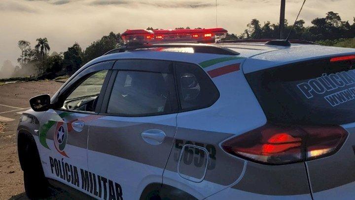 Briga de vizinhos termina com três presos e arma apreendida em Aurora