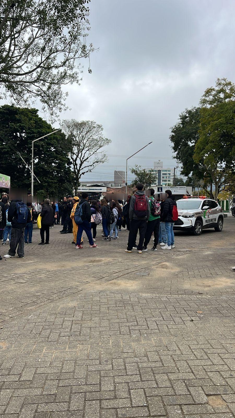 Briga na praça central de Rio do Sul termina com seis conduzidos à delegacia