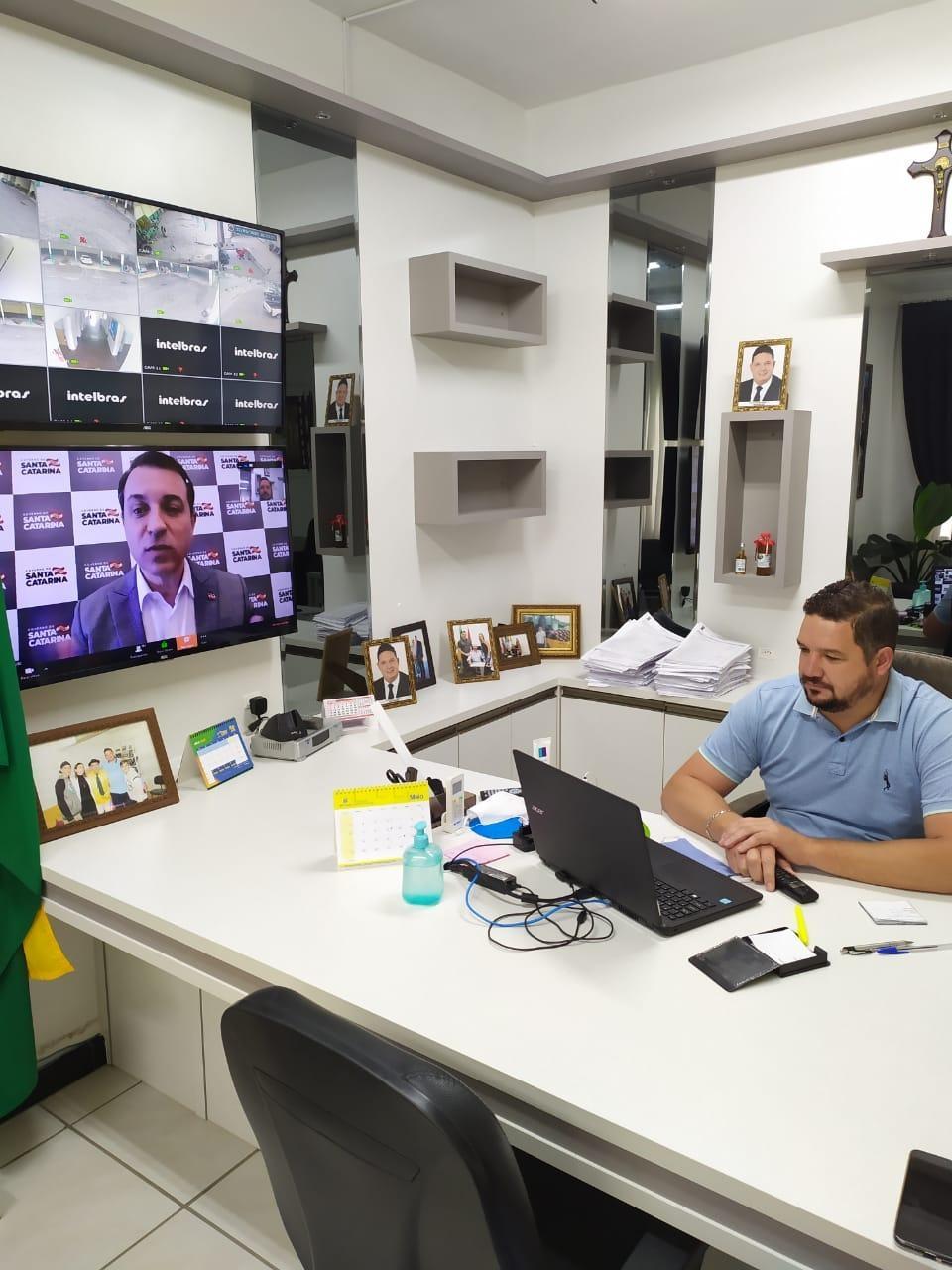 Britador quebrado em Aurora atrapalha plano da administração de melhorias de estradas