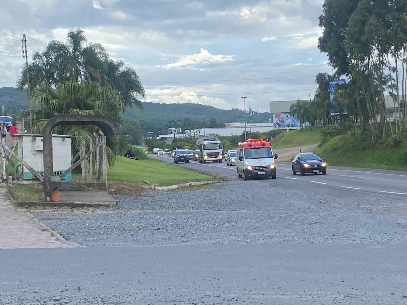 PRF de Rio do Sul e SAMU contém jovem em aparente surto psicótico