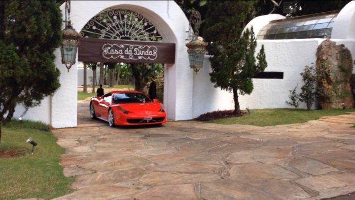 PF apreende coleção de carros de luxo de Collor na Casa da Dinda