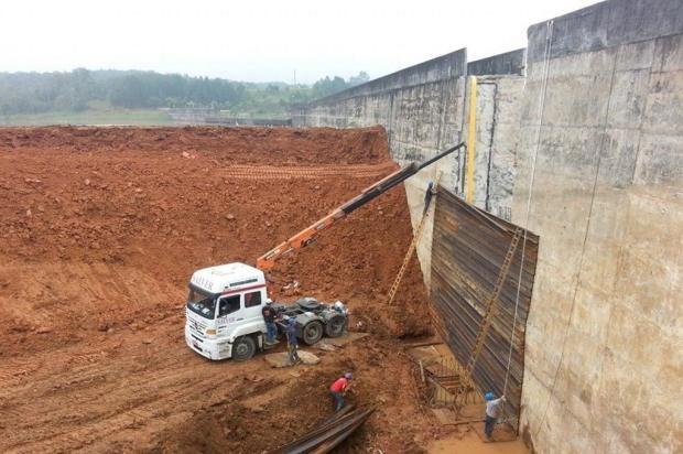 Trecho aberto da barragem de Taió recebe reforço com estrutura metálica