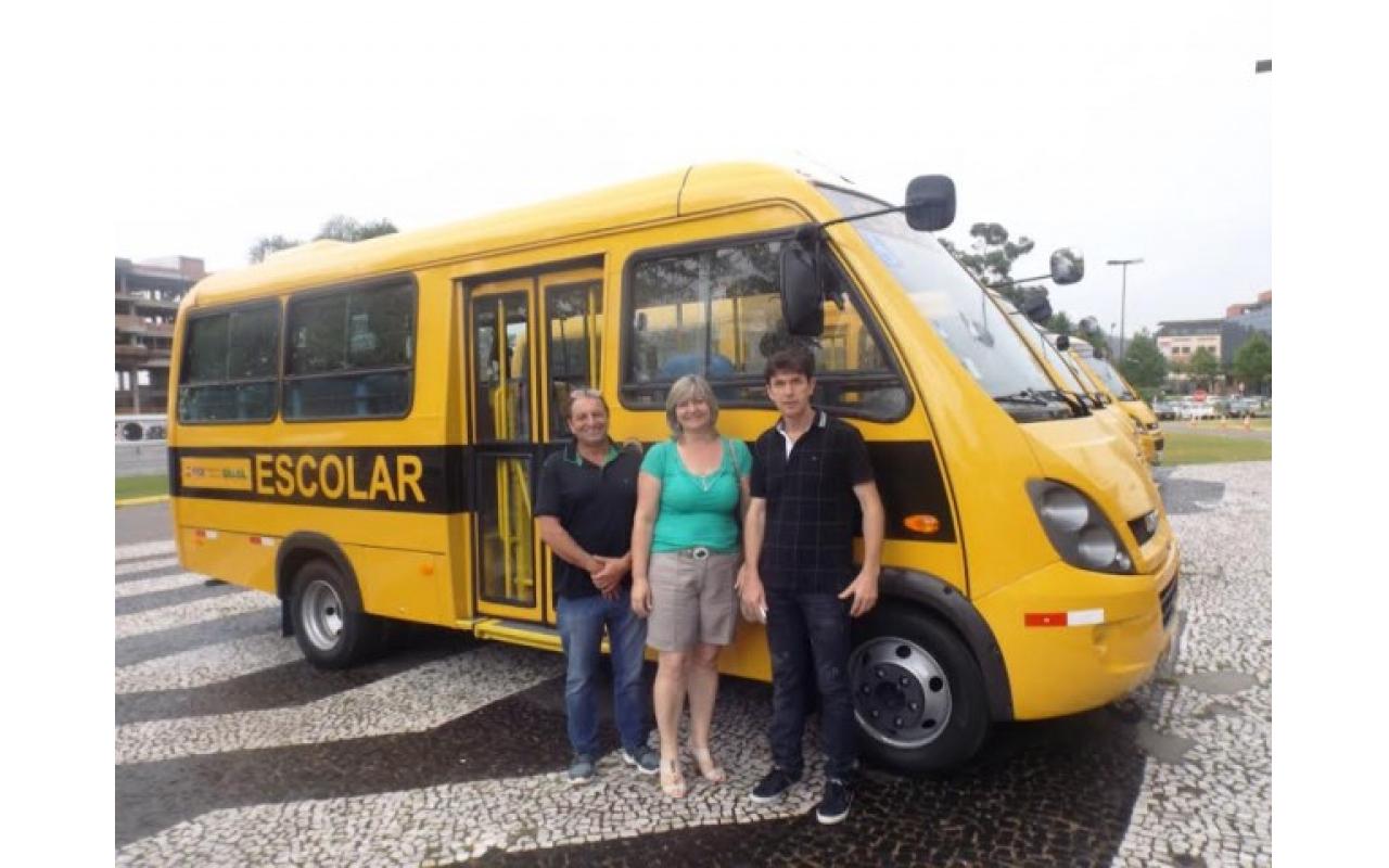 PETROLÂNDIA – Ônibus adaptado será utilizado no transporte de alunos da APAE