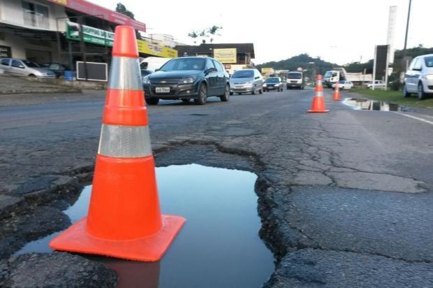 Chuva aumenta número de buracos na BR-470 no Vale do Itajaí