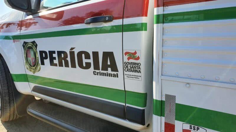 Cadáver de homem é encontrado preso em janela de borracharia