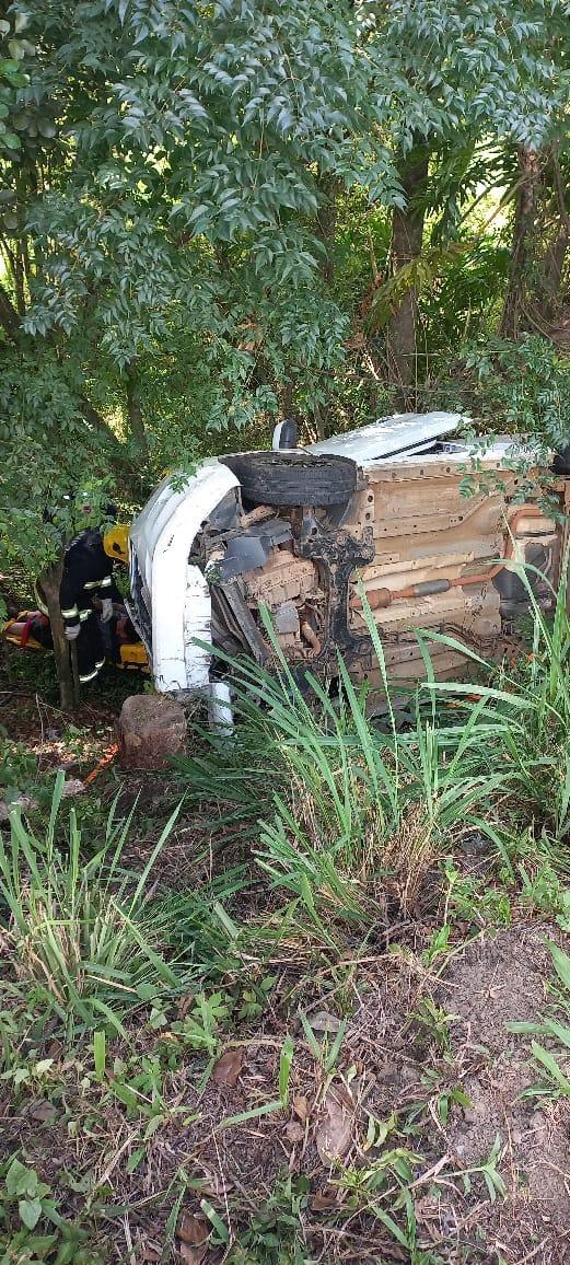 Cadeirante fica ferido após capotamento de veículo na BR-470