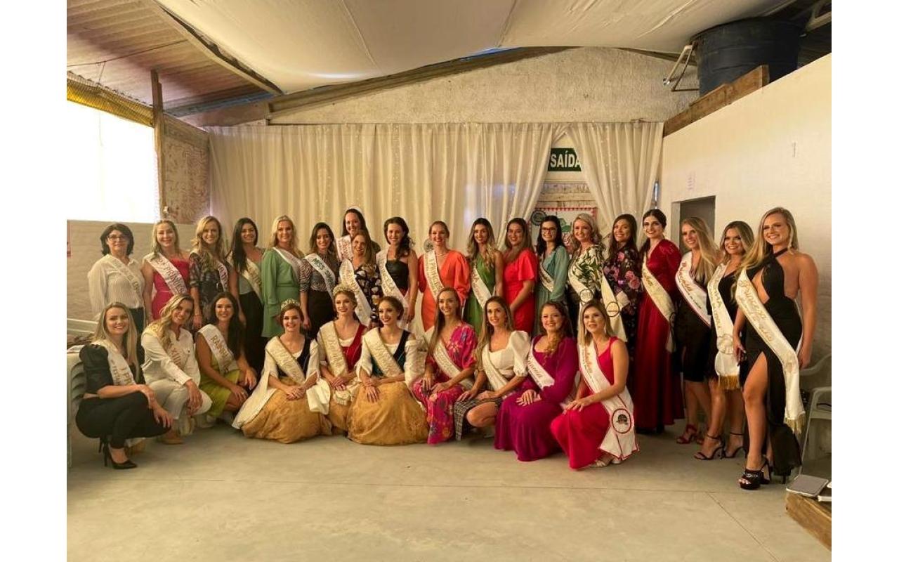 Café da Realeza reuniu rainhas e princesas de várias edições da Expofeira Nacional da Cebola