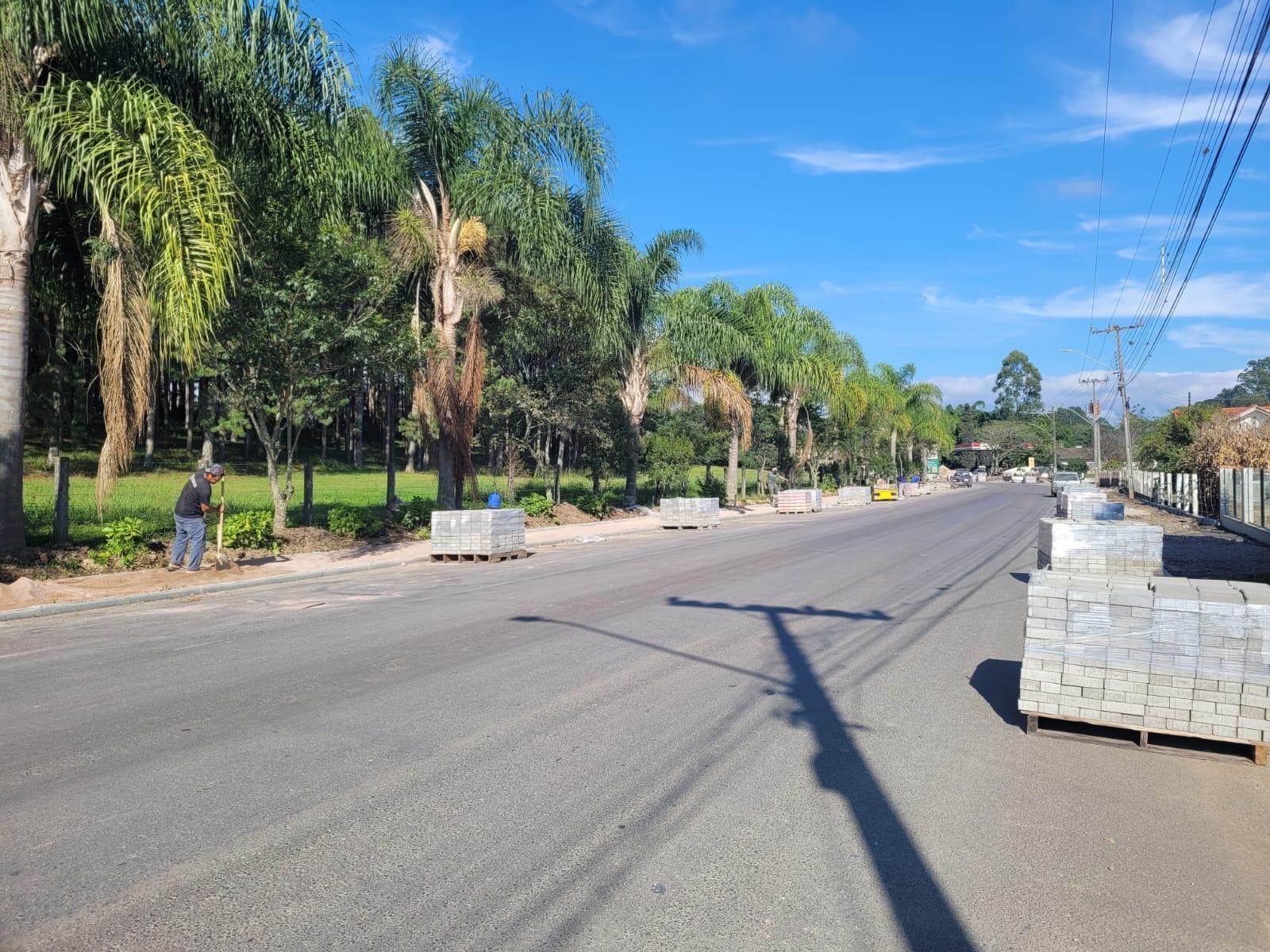 Calçadas e faixas elevadas são construídas na SC-281, no perímetro urbano de Atalanta
