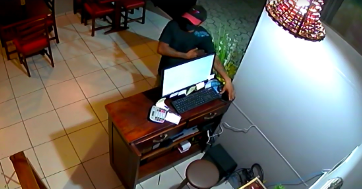 Câmera flagra homem furtando celular em estabelecimento no Centro de Ituporanga